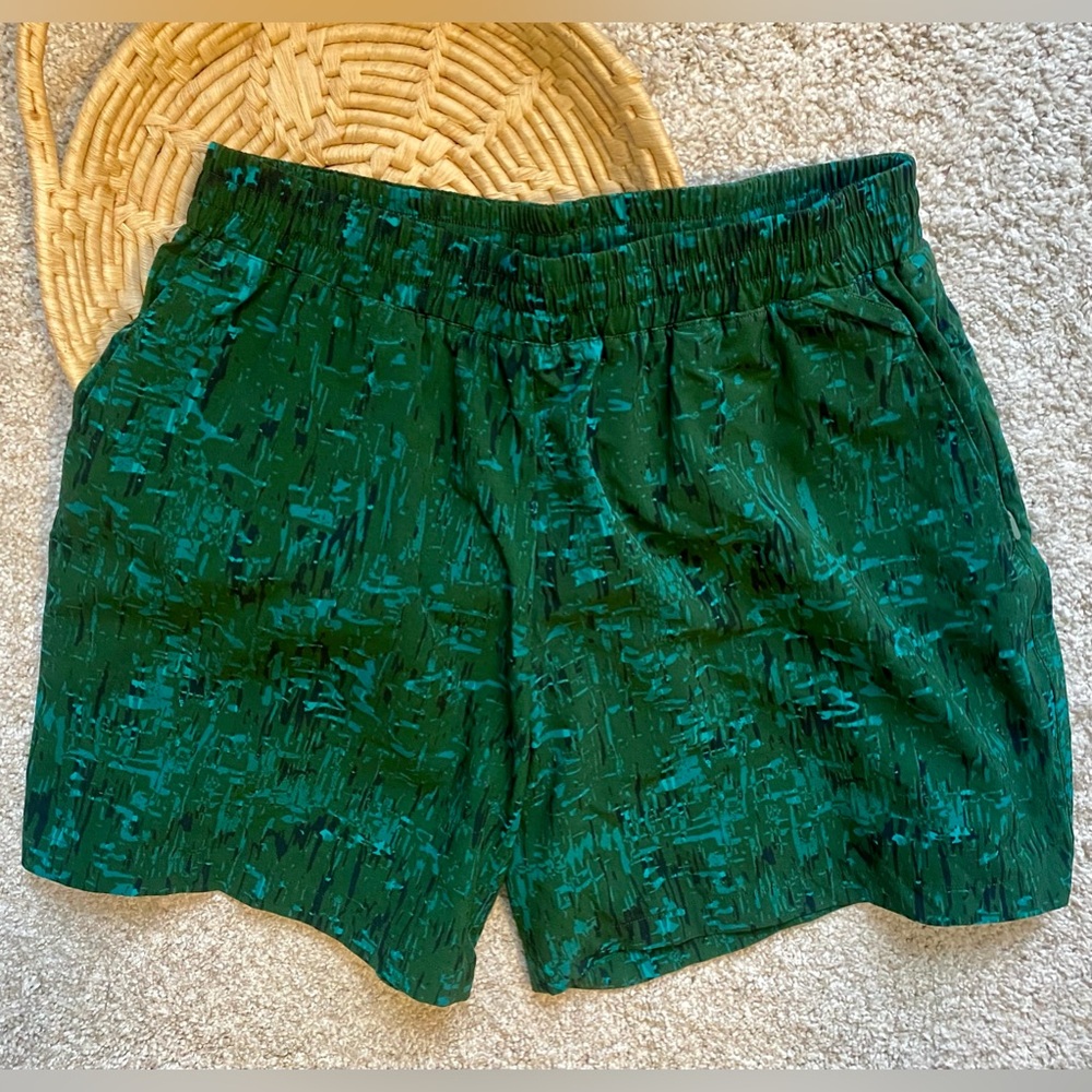 Outdoor Voices Rec Shorts Green Fleck Printed
Lined 7" Inseam Men's Small